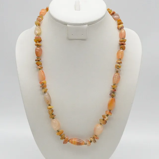 EDELSTEINCOLLIER AUS KARNEOL, NATURBELASSE UND POLIERTE PERLEN, VERGOLDETE TRENNPERLEN, MIT SCHRAUBVERSCHLUSS, VINTAGE, CA. 63 CM.