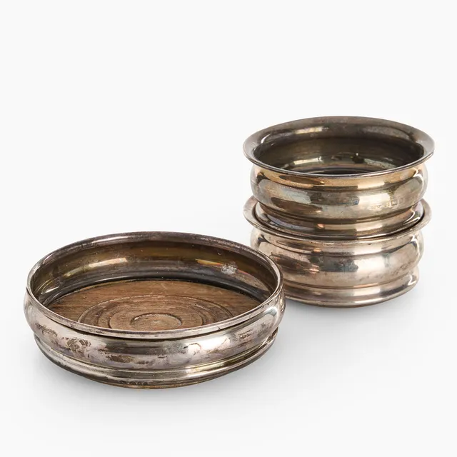 COASTERS / FLASKUNDERLÄGG, 3 st, silver, svarvad träbotten, London och Birmingham, England, 18/1900-tal.