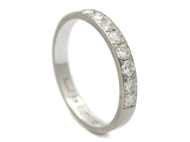 ALLIANSRING, 18K vitguld, 9 briljantslipade diamanter 0,68 ctv, ca W/VS, stl 18,75 mm, 3,2 g, skada/nagg på två kuletter.