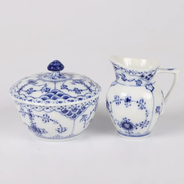 SOCKERSKÅL SAMT GRÄDDKANNA, "Musselmalet", porslin, Royal Copenhagen, Danmark.