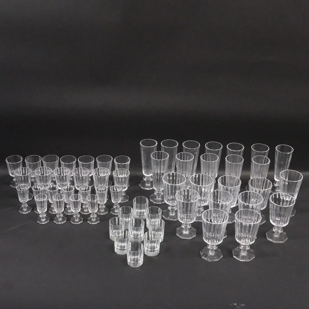 ELIS BERGH. KOSTA, SERVISDELAR "KARLBERG", 56 DELAR. — Utility glass — Björnssons Auktionskammare