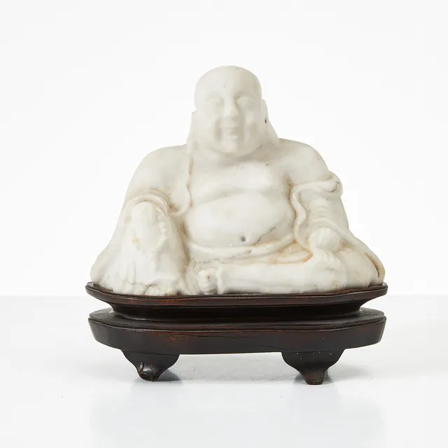 BUDAI, marmor, Kina, 1900-tal, på träsockel.