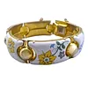 ARMREIF IM BLUMENDESIGN.