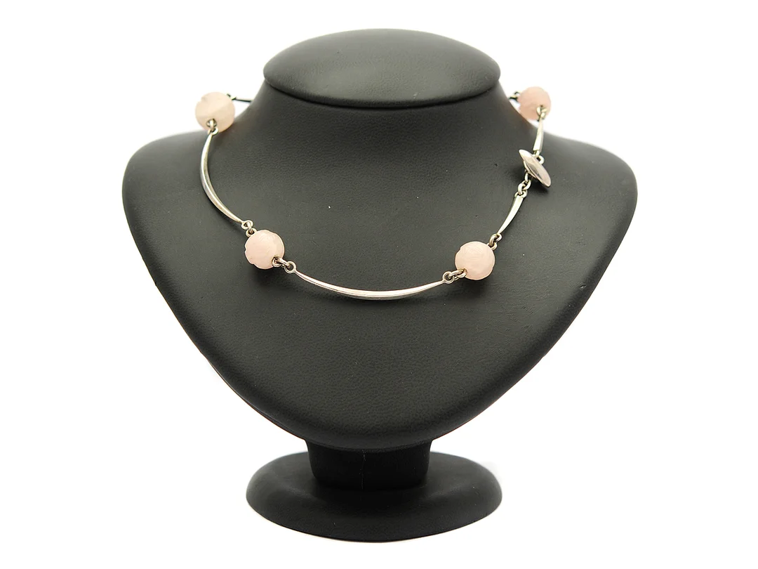 COLLIER, silver, snidad rosenkvarts, 1961, längd 40 cm, vikt 27 g. — Smycken/Collier — Kaplans