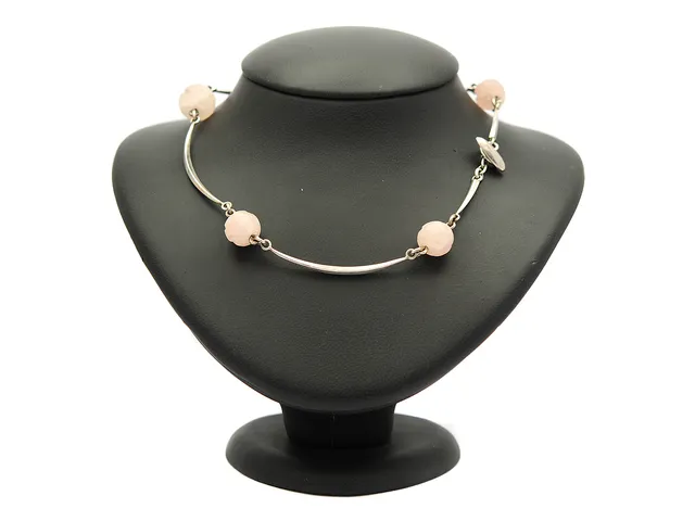 COLLIER, silver, snidad rosenkvarts, 1961, längd 40 cm, vikt 27 g.