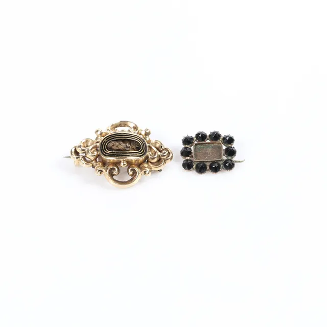 TWO GEORGIAN MOURNING BROOCHES.