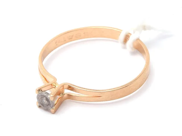 Ring 18K 1,3g Ø16¼ med diamant 1xca0,01ct, något skev