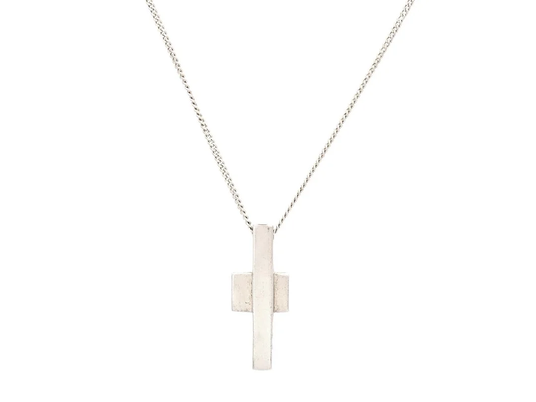 COLLIER, GUCCI, Kors, sterlingsilver, vikt 8 g, längd ca 51 cm. — Smycken/Collier — Kaplans