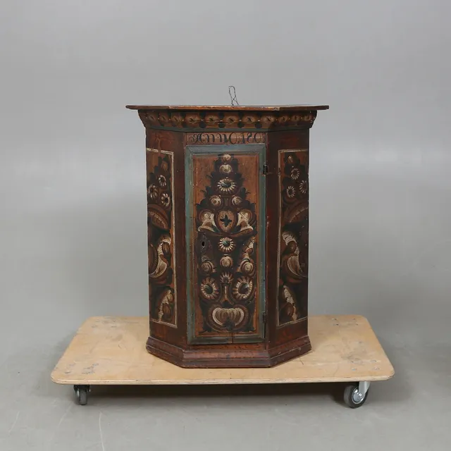 HÖRNSKÅP, allmoge, bemålat, 1700/1800-tal.