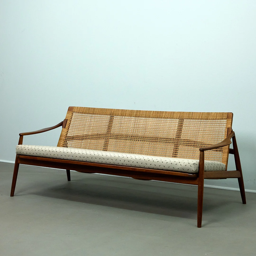 HARTMUT LOHMEYER. für Wilkhahn, Sofa / Dreisitzer, Teak, Bastgeflecht, 1950er Jahre, Deutschland. — Sofas & Seatings — Rheinveld Auktionen