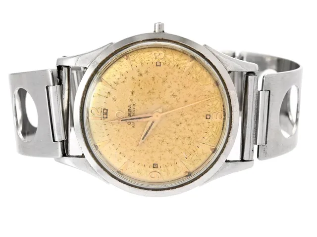 OMEGA, herrur, 33 mm, Cal 351, Serie nr. 12964839, Ref nr. CK 2635, Boett nr. 2635-6, stål, hammarautomat, plexiglas, skadad urtavla, saknar krona, skadad ställaxel, servicebehov, ca 1951, metallänk ej original.