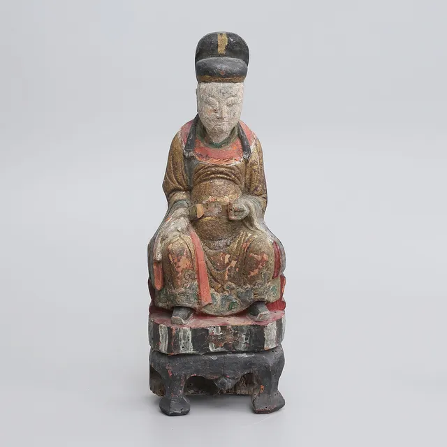 TRÄFIGUR/RELIKGÖMMA, skuret och bemålat trä, Kina.