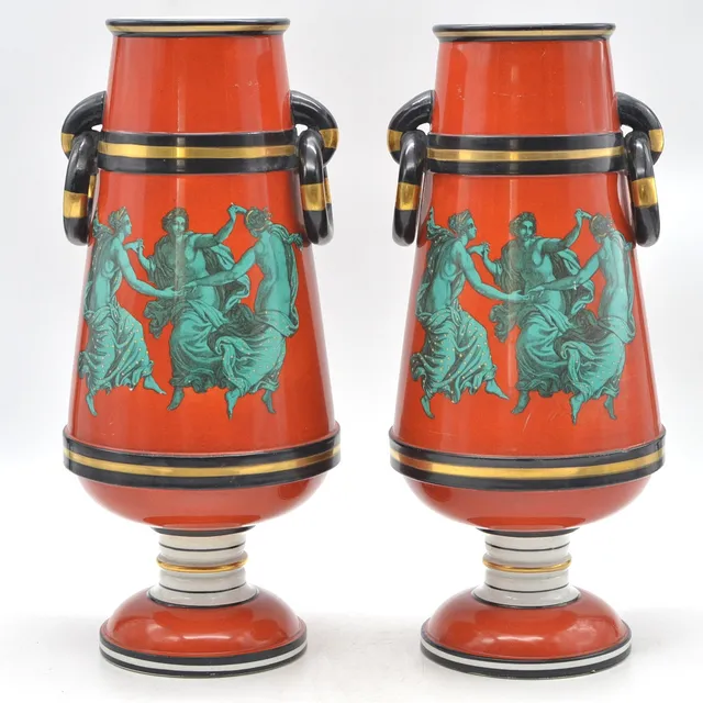 EIN PAAR PARISIER ZIERVASEN, PORZELLAN, DREI GRAZIEN, FRANKREICH, UM 1820.