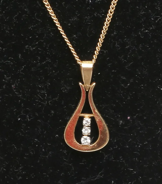 HALSBAND 18 Karat med 3 st diamanter.