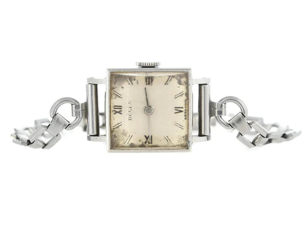 ROLEX, damur, 16 x 16 (24) mm, Ref nr. 3670, Serie nr. 045542, stål, manuell, mineralglas (skadat), skadad urtavla, defekt (akut servicebehov), boett signerad "31 Victories De Haute Precision", ca 1938, metallänk (ej original). — Klockor/Rolex — Kaplans