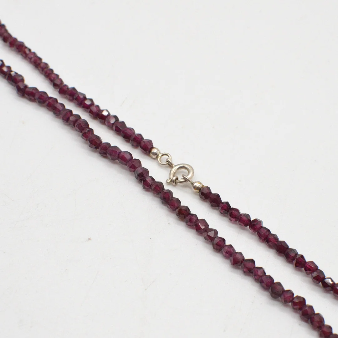 PERLENCOLLIER AUS GRANAT, POLIERTE UND FACETTIERTE OBERFÄCHE, STERLINGILBER-VERSCHLUSS, VINTAGE, CA. 46 CM. — Necklace — Kunst- und Auktionshaus Kleinhenz