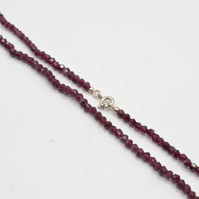 PERLENCOLLIER AUS GRANAT, POLIERTE UND FACETTIERTE OBERFÄCHE, STERLINGILBER-VERSCHLUSS, VINTAGE, CA. 46 CM.