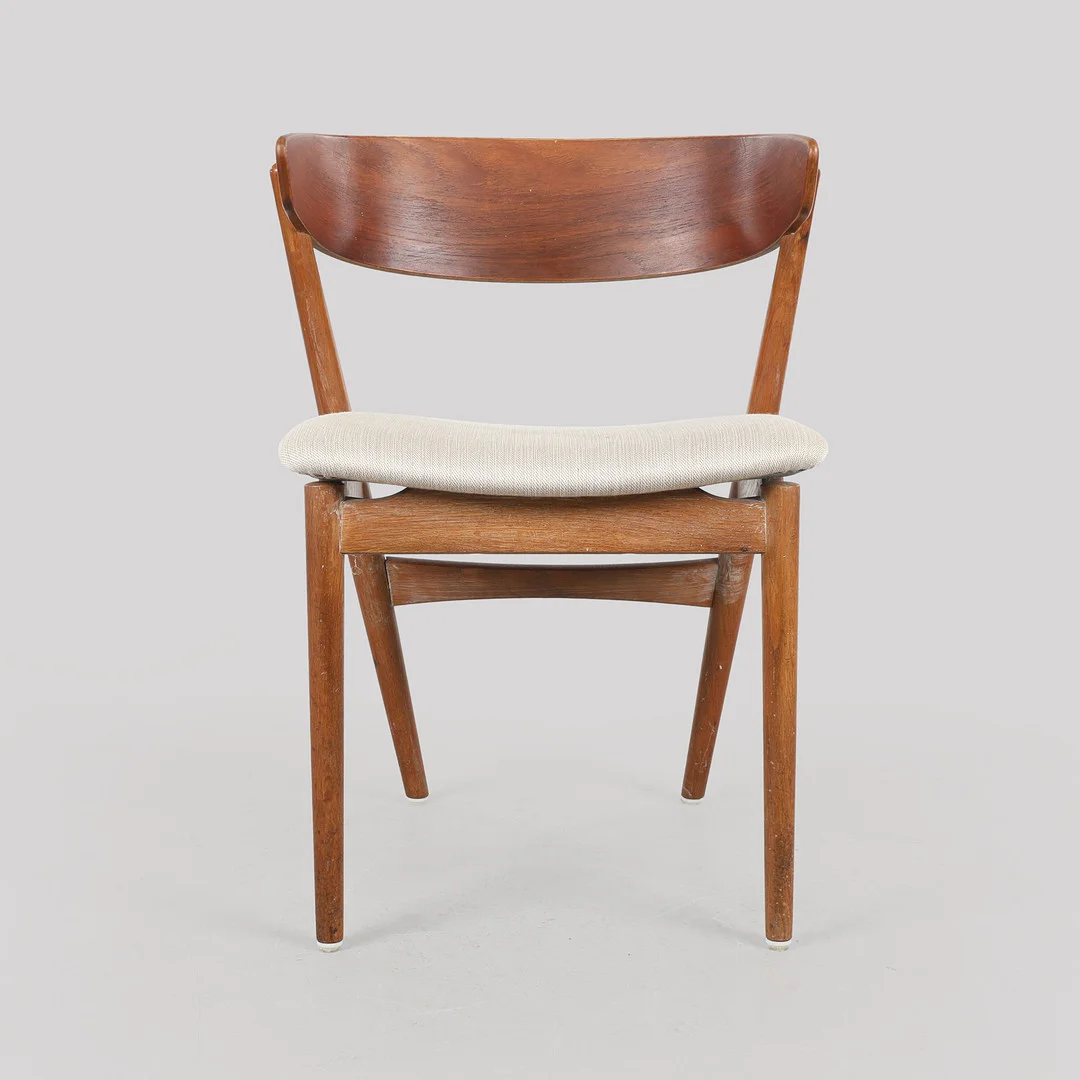 HELGE SIBAST. Stol af teak og eg, model 7, 1950'erne. — Armchairs & Chairs — Bidstrup Auktioner