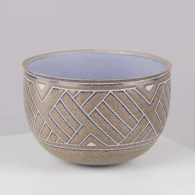 VIBEKE FISCHER (F. 1949). Stoneware bowl glazed in grey-blue and violet shades, exterior decorated with geometric relief, own studio, Denmark, dated 1989.