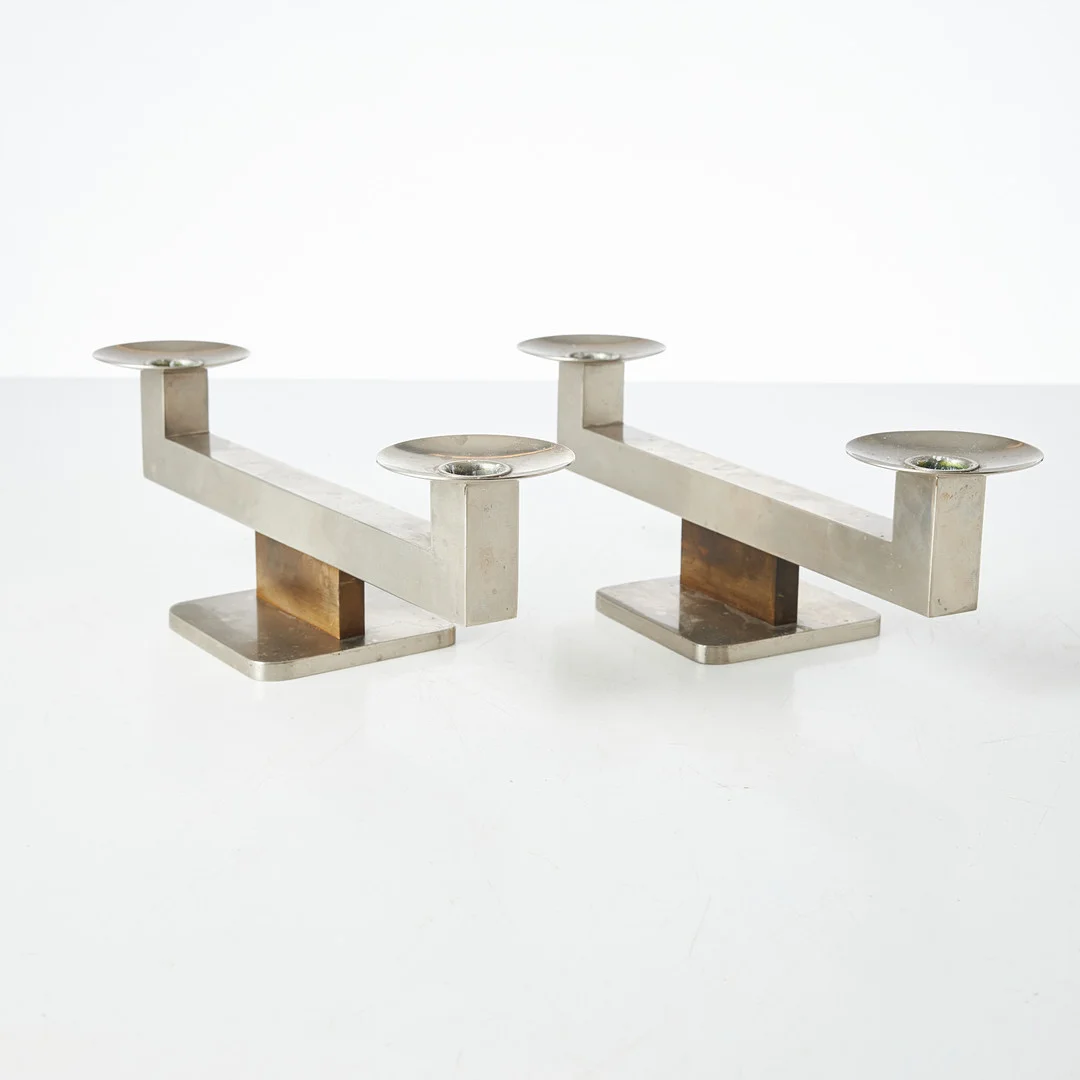 CARL EINAR BORGSTRÖM (1914-1981). TILLSKRIVEN. Ljusstakar, 1 par, tenn samt mässing, 1930/40-tal, Ystad Metall, för 2 ljus vardera. — Candlesticks — Stockholms Auktionsverk Magasin 5