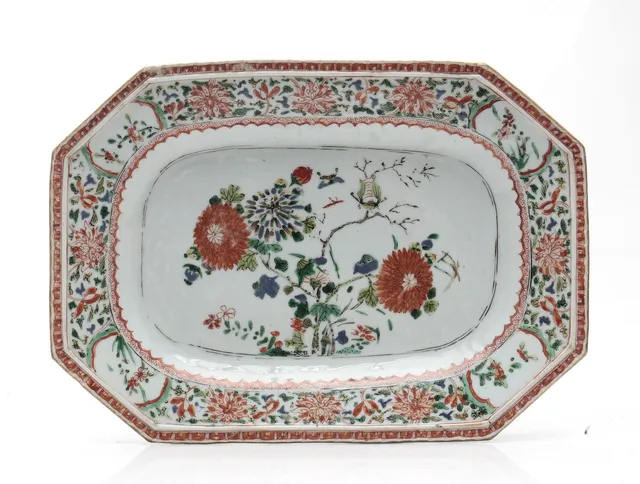 Qing octagonal tray in "green family" porcelain, Kangxi period, circa 1700.