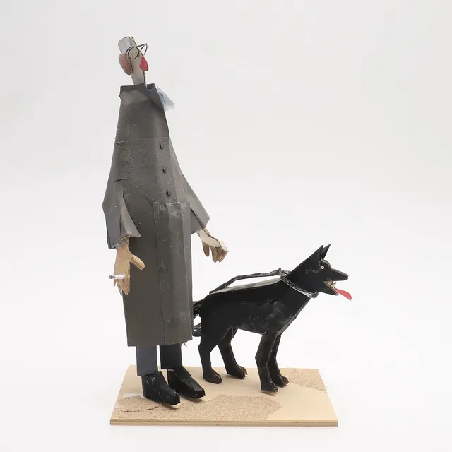 LARS OLSON. Skulptur, man med hund, kartong och plywood.