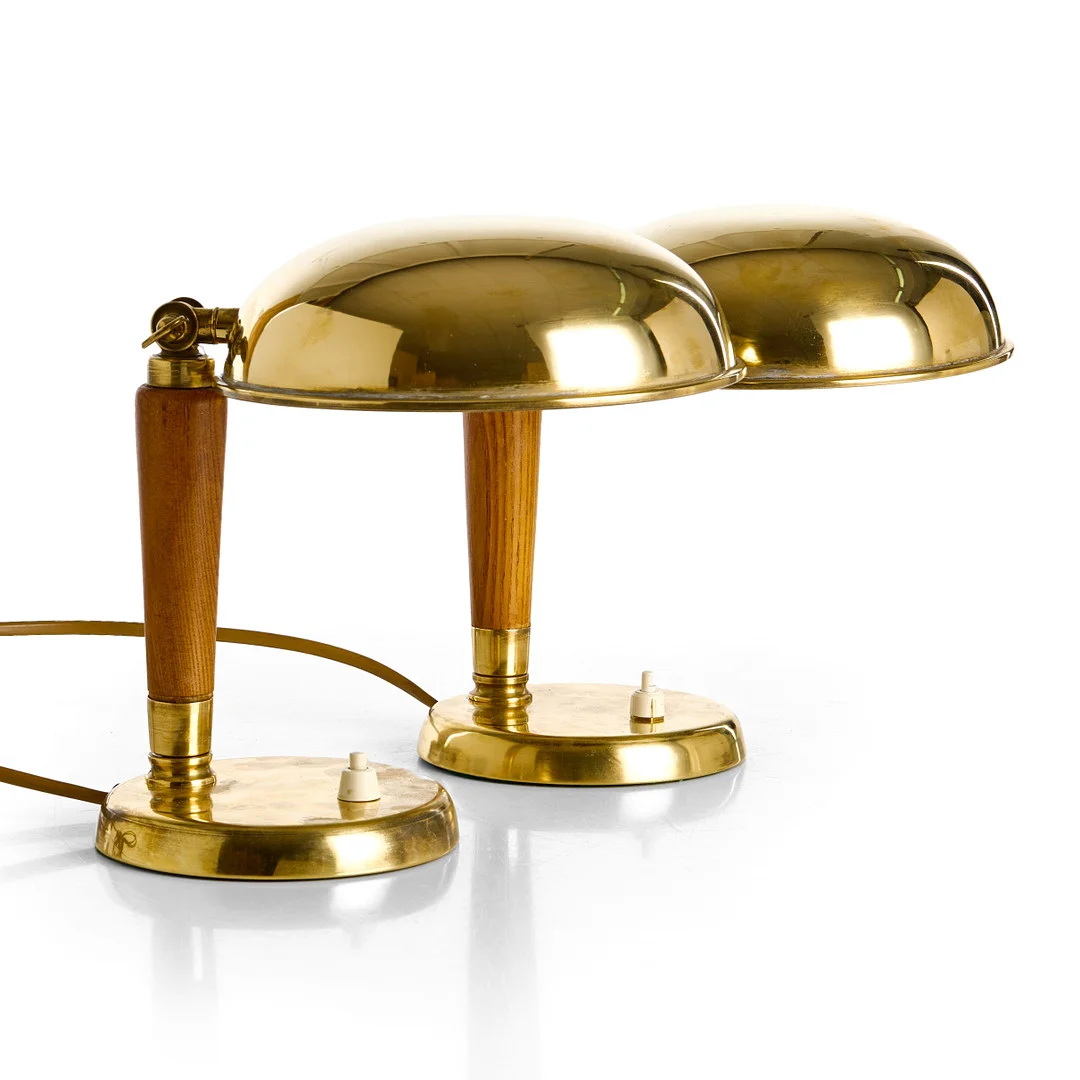 EINAR BÄCKSTRÖM. Bordslampor, 1 par, modell 4119, mässing och trä, 1940-tal. — Table Lamps — Crafoord Auktioner Stockholm