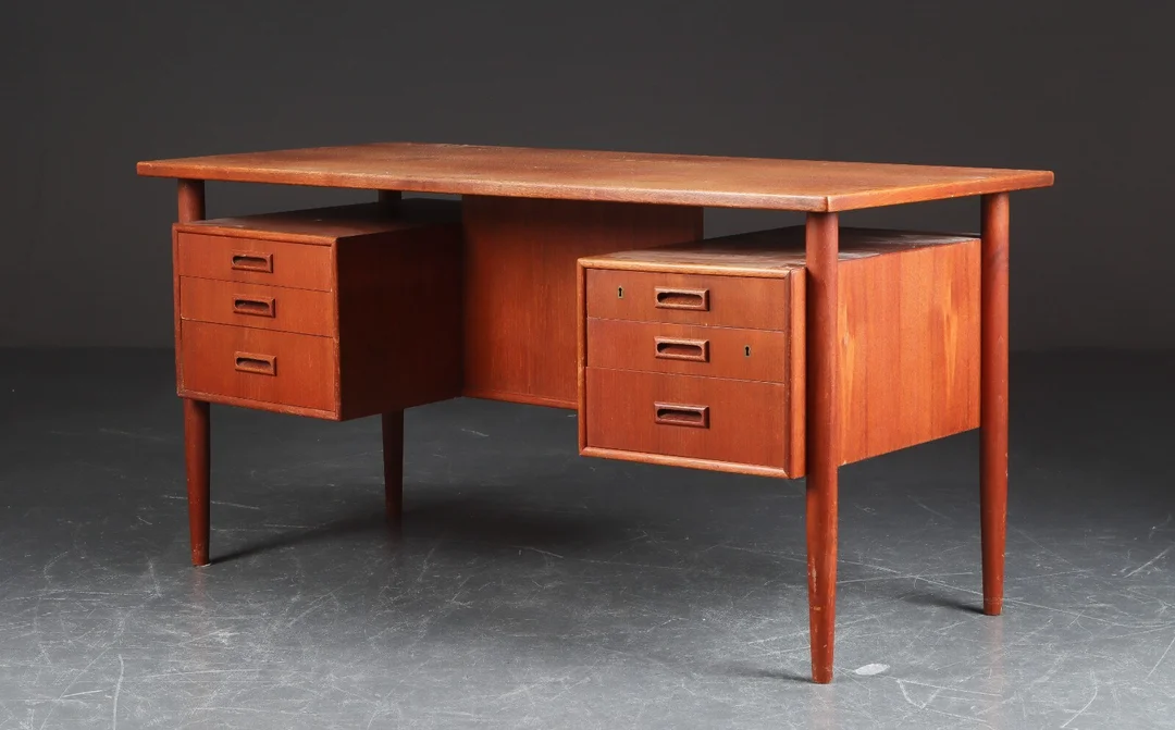 Fritstående skrivebord af teak, 1960'erne — Furniture/Other furniture — Lauritz