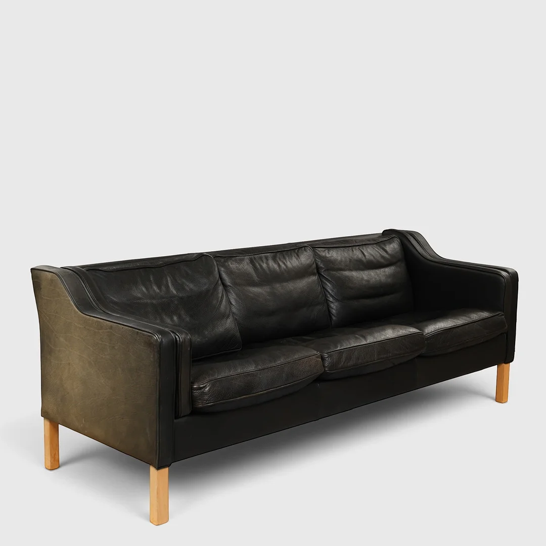 MOGENS HANSEN. Tre-pers. sofa betrukket med sort læder, model 195. — Sofas & Seatings — Palsgaard Kunstauktioner