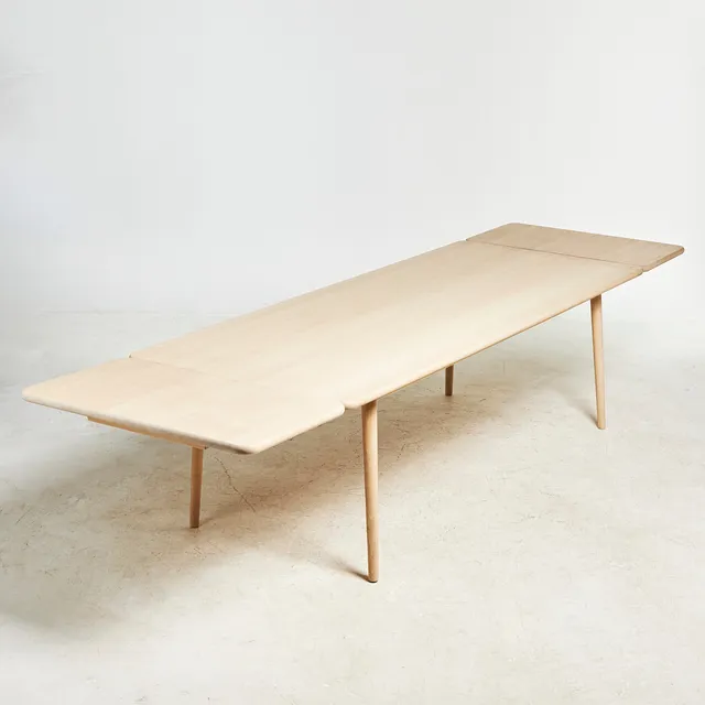 JONAS LINDVALL. "Miss Holly", för Stolab, matbord, vitoljad björk, 2 iläggsskiva.
