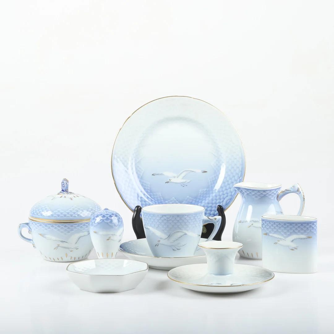 KAFFESERVIS, 42 delar, "Måsen" porslin, Bing & Gröndahl, Danmark. — Tableware — Helsingborgs Auktionskammare