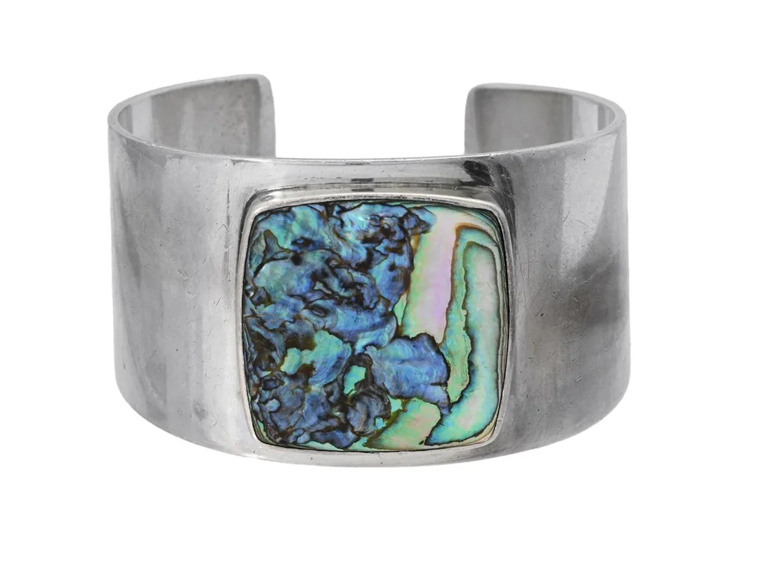 ARMRING, sterlingsilver, abalone, innermått 5,5 x 4 cm, vikt 73,4 g. — Smycken/Armring — Kaplans