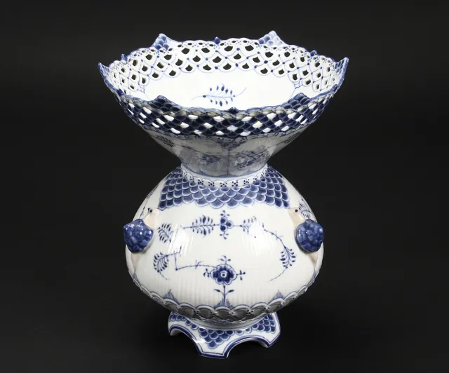 Royal Copenhagen. Mussel-painted full lace decorative vase no. 1123