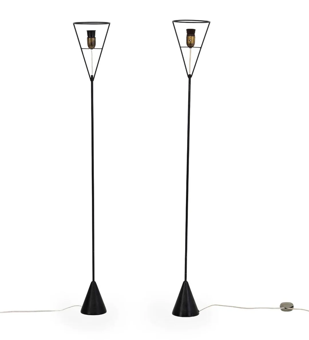A pair of black lacquered metal floor lamps. Cone shaped base. Manufactured by Holm Sørensen & Co. H. 132 cm. (2) — Modern Lighting — Bruun Rasmussen