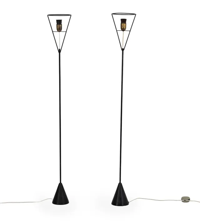 A pair of black lacquered metal floor lamps. Cone shaped base. Manufactured by Holm Sørensen & Co. H. 132 cm. (2)