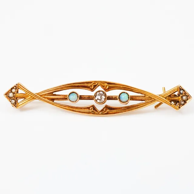 BROSCH, 14 k guld, jugend, dekor med 6 orientpärlor, 2 cabochonslipade opaler samt en rosenslipad diamant, nål med ej läsbar stämpel.