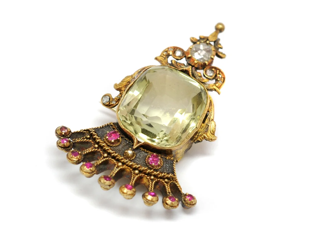 BROSCH, 14K, antik med rosenstenar, rubiner och citrin. Defekt — Smycken/Brosch — Kaplans