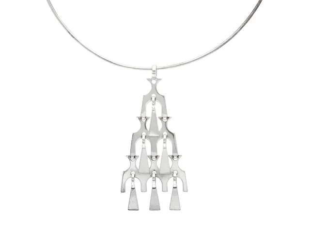 DAVID ANDERSEN, hänge, sterlingsilver, Norge, höjd 78 mm, halsring i silver, mått ca 40 cm, vikt 21,4 g.