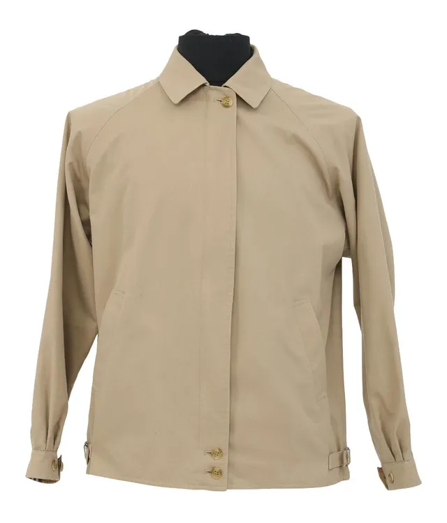 A short beige trench coat with button and zip closure. Length app. 62 cm, sleeve length app. 70 cm, chest app. 110 cm. Estimated size: M.