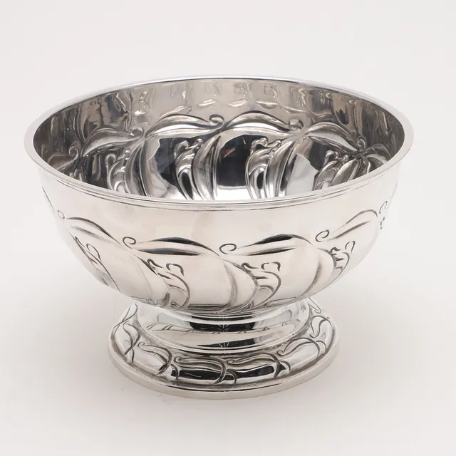 A LATE VICTORIAN ROSE BOWL.