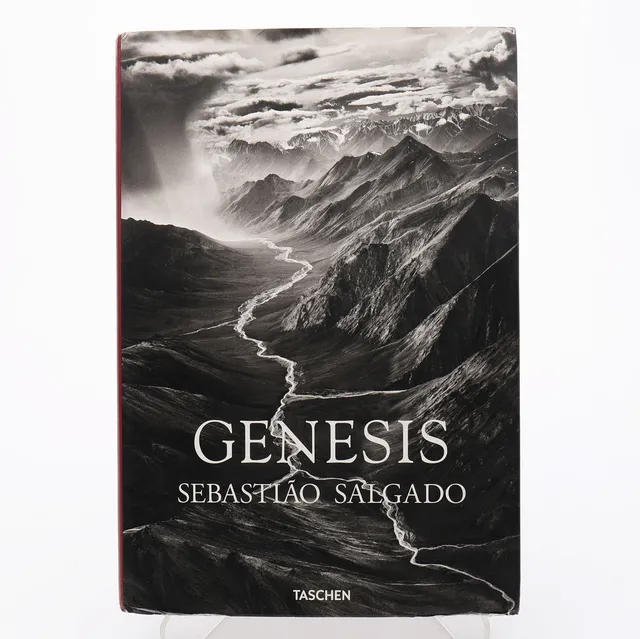 FOTO. DEN BRASILIANSK_FRANSKE FOTOGRAFEN SEBASTIAO SALGADOS MÄKTIGA GENESIS UTGIVEN AV TASCHEN I KÖLN 2013.
