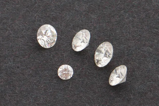 Fem løse diamanter  på i alt 0.49 ct (5)