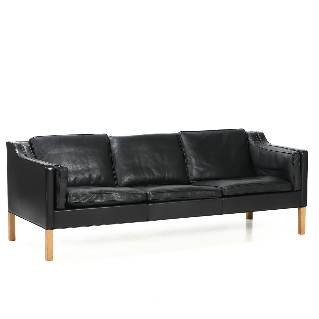 Børge Mogensen. Three-seater sofa with black leather, model 2213 — Furniture/Lounge suites, sofas — Lauritz