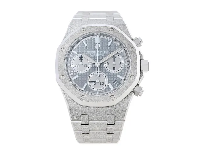 AUDEMARS PIGUET, Royal Oak, "Frosted", "LTD 200 pieces", Cal 4401, Serie nr. BB6642, Ref nr. 26239BC.GG.1224BC.01, Boett nr. TL5303U, kronograf (Flyback), herrur, 41 mm, 18K vitguld, automatisk, safirglas, datum, glasbaksida, integrerad originallänk, viklås, totalvikt 266,6 gram, cert, augusti 2021, box, ytterkartong. Limiterad till 200 exemplar.