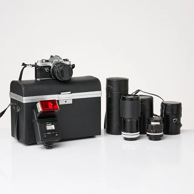 PARTI KAMEROR med OBJEKTIV, 9 dlr, Asahi Pentax MX i väska med objektiv IREXAR SKYLIGHT 52 mm (1A) samt Starblitz blixt och objektiv till andra kameror.