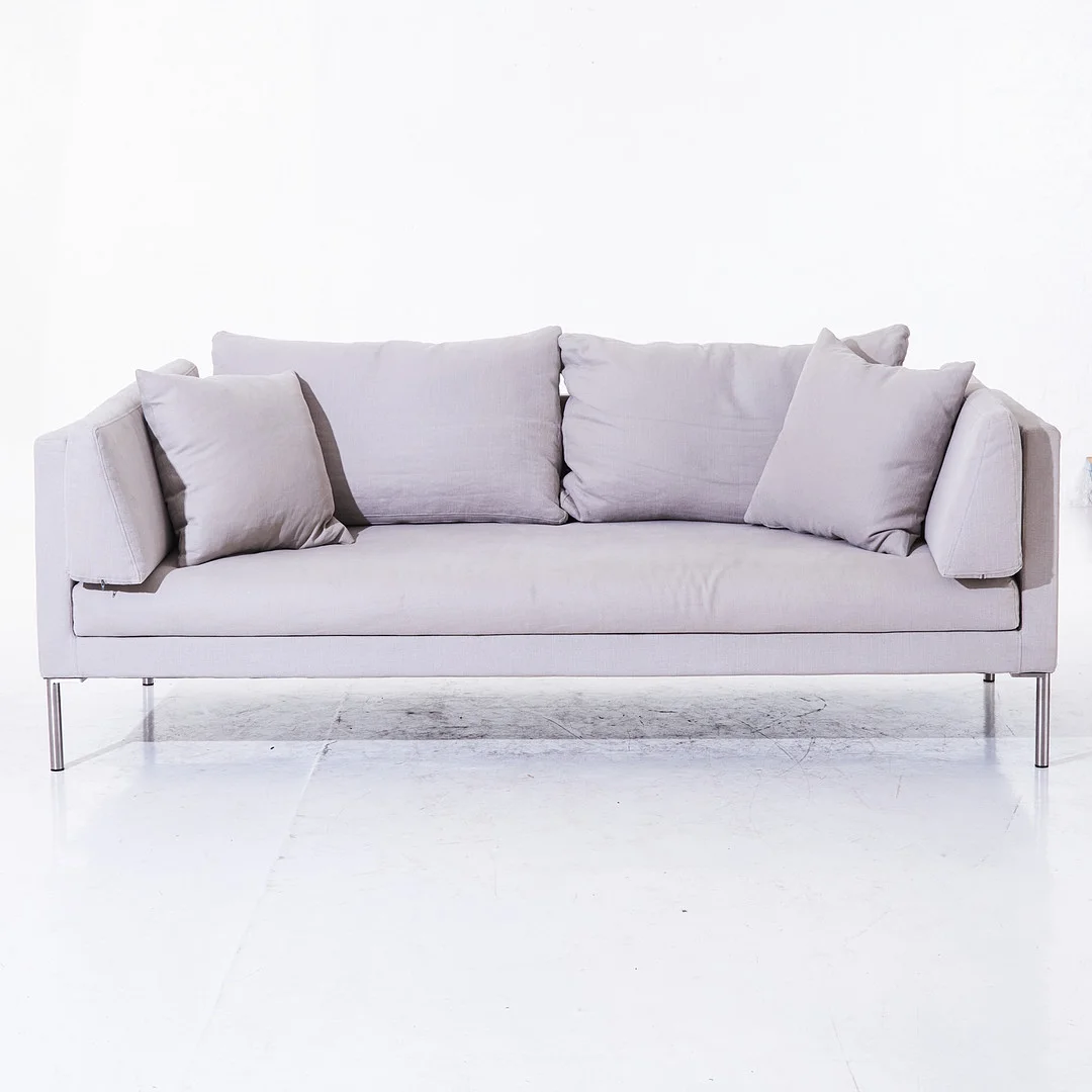 JENS JUUL EILERSEN. "701", soffa, Danmark, etikettmärkt, lösa plymåer i sits och rygg, 2000-tal. — Sofas & Seatings — Stockholms Auktionsverk Magasin 5