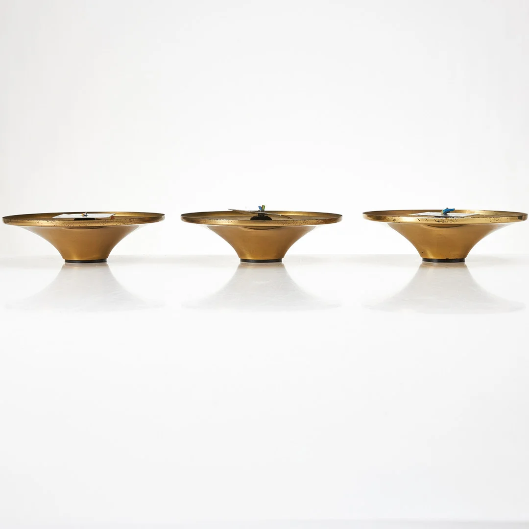 VÄGGLAMPOR/TAKLAMPOR, 3 st, 1970-tal, mässing, möjligen Italien. — Ceiling lights — Stockholms Auktionsverk Magasin 5