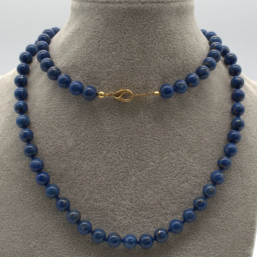 HALSKETTE AUS LAPISLAZULI-PERLEN, HANDPOLIERTE PERLEN, RUND, EINZELN GEBUNDEN, SVERGOLDETER VERSCHLUSS, 20. JAHRHUNDERT, CA. 75 CM. — Necklace — Kunst- und Auktionshaus Kleinhenz