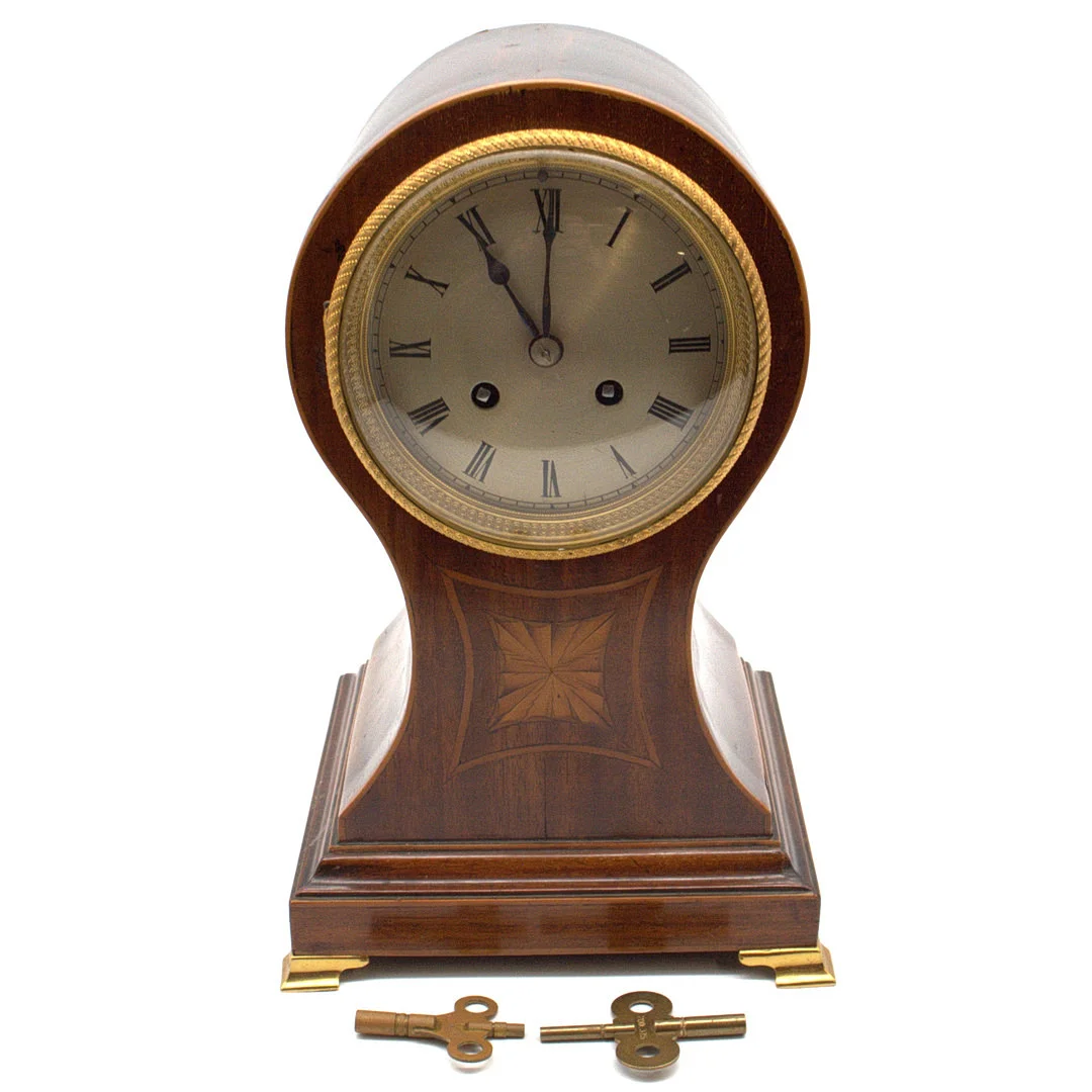 ADOLPHE MOUGIN. DEUX MEDAILLES FRANZÖSISCHE BALLONUHR, MAHAGONI MIT AUFWENDIGEN INTARSIEN AUS BESITZ EINES UHRMACHERMEISTERS, ENDE 19. JAHRHUNDERT. — Mantel clocks — Kunst- und Auktionshaus Kleinhenz