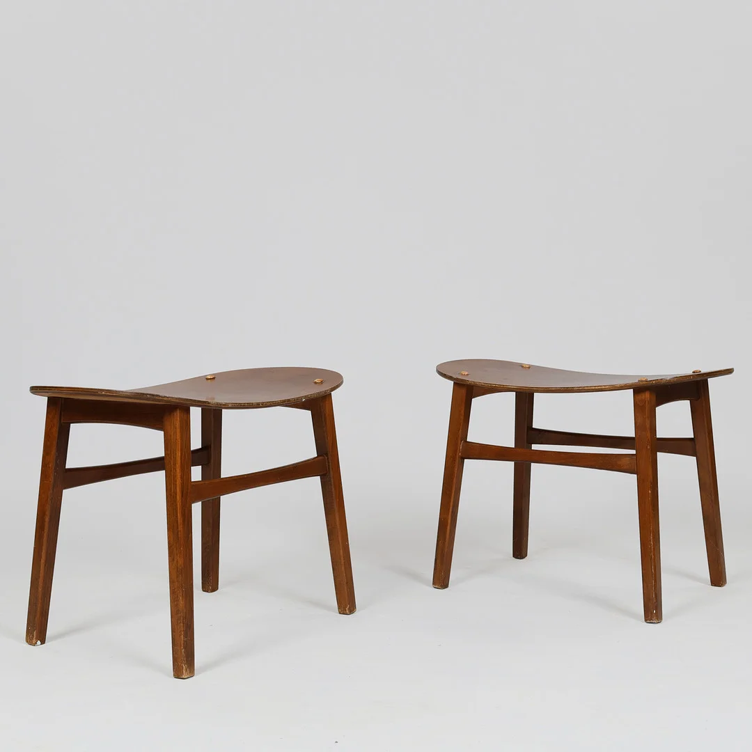 Et par taburetter af teakbejdset bøg, 1950-60'erne (2). — Armchairs & Chairs — Palsgaard Kunstauktioner